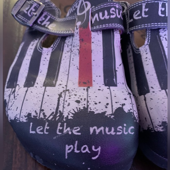 CALCEO BLACK & WHITE, RED PIANO PATTERN, “LET THE MUSIC PLAY” CLOGS. - Picture 6 of 14